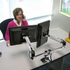 dual 3 dual 45 245 026 Brazo LX doble de mesa lado a 2 monitores lateral